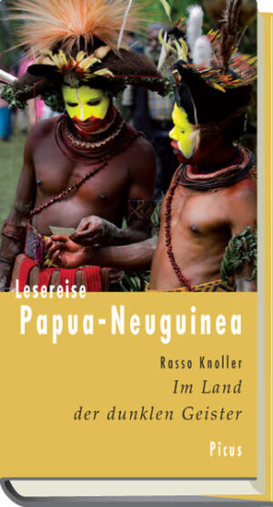 Auf seinen Reisen durch Papua-Neuguinea, das sich das Land der Überraschungen nennt, hat Rasso Knoller alte Männer besucht, die als Kinder mit dabei waren, als in den dreißiger Jahren die ersten Weißen ins Hochland kamen, er hat sich mit Kannibalen darüber unterhalten, wie Menschenfleisch schmeckt, und hat die Freundlichkeit von Straßenräubern auf dem Highlands Highway erlebt. Auf der Suche nach seltenen Paradiesvögeln bereiste er mit dem Boot die Sepikregion und erlebte dort die alten Bräuche der Flussbewohner mit. Er war beim 'sing-sing' in Goroka – einem der größten Tanzfestivals des Landes – und erfuhr in den Dörfern des Hochlands, warum Schweine in Papua-Neuguinea mehr wert sind als Frauen und warum es zum Krieg führt, wenn Frauen untreu sind. Er bummelte über Märkte, bezahlte dort mit Muschelgeld und kaute mit den Einheimischen Betelnuss. Und er hat sich auf die Suche nach dem 'Sanguma' gemacht, einem bösen Geist, der von Menschen Besitz nimmt und den man nur vertreiben kann, indem man den Menschen tötet, in dem er wohnt – weshalb Hexenverbrennungen in Papua-Neuguinea heute noch an der Tagesordnung stehen.