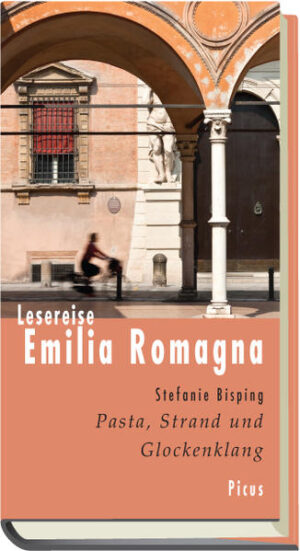 Der Duft von Orangenblüten an einem Sommermorgen in Rimini und das Murmeln von Stimmen auf der abendlichen Piazza Garibaldi in Parma. Badekabinen in Bonbonfarben und Kathedralen, die zum Himmel streben. Die Emilia Romagna ist das Land, das alles hat. Sie besitzt die berühmtesten Badeorte und die breitesten Strände der Adria, aber auch verträumte Dörfer, kaum berührte Natur und mit Ravenna, Bologna und Ferrara einige der prachtvollsten Kunststädte Oberitaliens. Zudem ist sie die Heimat italienischer Exportschlager von Parmesan und Parmaschinken bis zu Ferrari, Lamborghini und Maserati. Einerlei, ob es ums Essen geht – und das ist in der Emilia Romagna eigentlich immer der Fall –, um Architektur oder Design: Man gibt sich nur mit dem Besten zufrieden. Stefanie Bisping zeichnet ein facettenreiches und liebevolles Bild vom 'Bauch Italiens'. Sie erzählt von Regisseuren und Rennfahrern, von Schriftstellern und Schinkenbauern, sie probiert piadine, füllt ravioli und spürt den gelegentlichen Erschütterungen dieses schönen Stücks Italien nach – seismischen und politischen.