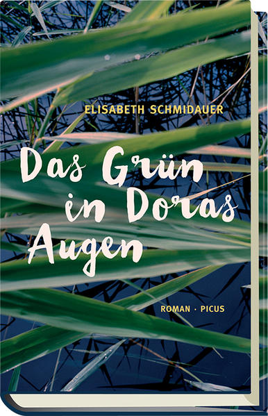 Leni ist zehn, als sie ins Internat kommt. Herausgerissen aus der ländlichen Idylle kämpft sie mit ihrer Einsamkeit. Doch im Laufe der Zeit findet sie ihren Platz, behütet von ein paar wenigen Freundinnen. Bis Dora kommt. Dora, die Wilde, die Rebellische, die selten tut, was man von ihr verlangt. Leni verliebt sich - und stürzt damit in ein ungeahntes Gefühlschaos, an dem sie beinahe zerbricht.Mehr als zwanzig Jahre später ist aus Leni Helene geworden, sie ist verheiratet und hat zwei erwachsene Kinder. Ein zufälliges Treffen mit Dora ruft in ihr nicht nur die Wucht der einstigen Gefühle wieder hervor, sondern konfrontiert sie auch mit der Frage, ob sie eine Lüge lebt.Das Ende einer Jugend, das Ende der Unschuld: Elisabeth Schmidauers poetischer Roman erforscht die Schrecken einer jungen Liebe.