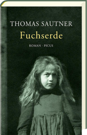 Schon seit ihrer Kindheit ist Frida der charismatische Mittelpunkt einer grossen Familie. Angstlos nach dem frühen Tod ihrer Mutter, sorgt sie mit ihrer ungezähmten Art für Kopfschütteln bei den Bewohnern des kleinen Dorfes, in dem sie lebt. Kein Mann ist ihr recht, und kein Mann kann ihr widerstehen. Frida ist eine Jenische - Angehörige eines beinahe in Vergessenheit geratenen fahrenden Volkes. Über Generationen hinweg haben ihre Vorfahren schon im »Biberling«, den kalten Monaten, ihre einfachen Hütten bewohnt, um dann im »Hitzling«, in dem die Sonne zunehmend an Kraft gewinnt, wieder mit ihren Pferdewagen loszuziehen. Es ist ein rau-romantisches Leben, das Frida und die Ihren führen, mit dem Sternenhimmel als Dach, geheimnisvollen Geschichten am Feuerplatz und einer Sprache, die den Sesshaften Rätsel aufgibt. Ihren Lebensunterhalt verdienen die Fahrenden noch zu Beginn des letzten Jahrhunderts als Scherenschleifer, Besenbinder, Pfannenflicker, als Wahrsagerinnen oder als Kräuterfrauen. Sie fühlen sich frei wie der Wind. Die Machtergreifung der Nationalsozialisten aber setzt eine dramatische Zäsur im Leben der Familie, die versucht, der Vernichtung zu entrinnen: mit Hilfe uralten Wissens, schier waghalsigem Humor und unbändiger Kraft. Thomas Sautner erzählt die Geschichte zweier Familien, deren Schicksale durch die Liebe ihrer Kinder miteinander verknüpft werden und deren Alltag vom tiefen Verstehen der Natur geprägt ist, von wunderbaren Weisheiten und vom Leben mit den Jahreszeiten. Das nördliche Waldviertel, mystisch-schön mit seinen ausgedehnten Wäldern, dunklen Teichen, tiefen Mooren und den Jahrmillionen alten markanten Restlingen aus Granit ist dabei mehr als bloß der Schauplatz eines grossen Familienromans.