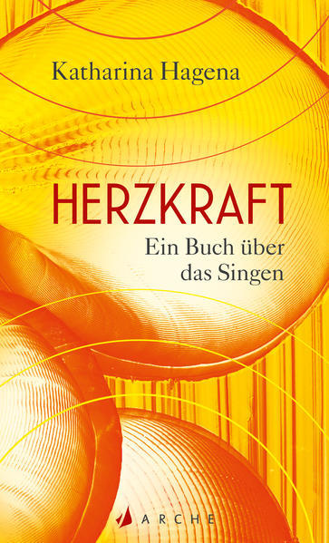 Eine literarische Erkundung der Wirkmacht des Singens von der Bestsellerautorin Katharina Hagena. Singen macht stark und zugleich verletzlich. Singen stiftet Frieden und befeuert Kriege. Singen ist Schmerz und Freude, Widerstand und Wiegenlied, Bühne und Dusche, Willkommen und Abschied, Leben und Tod. Das Lied hat seinen Ursprung in der Liebe, und die Literatur hat ihren Ursprung im Lied. Denn im Schreiben wie im Gesang wird das Innerste nach außen getragen. Aber nicht nur diesen Zusammenhang erkundet die Autorin und Literaturwissenschaftlerin Katharina Hagena. Sie richtet den Blick auch auf die Musik, Physiologie, Soziologie, Kulturgeschichte und das, was mit uns geschieht, wenn wir anfangen zu singen. Dieser Band ist eine mitreißende Gesamtkomposition, die man liest, hört und fühlt.