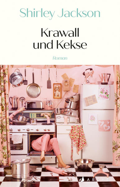 Die große Wiederentdeckung: Shirley Jacksons Bestseller über ihr turbulentes Familienleben. Neben ihrem Talent für das Schaurige war die große amerikanische Autorin Shirley Jackson bekannt für die absurd-komische Betrachtung ihres Lebens als Ehefrau und Mutter von vier Kindern in einem baufälligen Herrenhaus in Vermont. In ›Krawall und Kekse‹, das erstmals 1953 erschien, hadert sie mit liegenbleibenden Autos, Haushaltshilfen, die nicht wiederkommen, und einem selbstvergessenen Ehemann, der mit seinen Nachkommen erst etwas zu tun haben will, wenn sie lesen und schreiben können. Auch die altklugen Kinder tanzen ihr auf der Nase herum: Sohn Laurie erfindet einen aufmüpfigen Klassenkameraden, dem er seine eigenen Streiche anhängt. Tochter Jannie geht nirgends ohne ihre Puppen-Entourage hin, Baby Sally isst eine Spinne und grinst triumphierend. Dieses Buch ist ein zeitloses Lesevergnügen, das unterschwellig damalige wie gegenwärtige Rollenverhältnisse aufs Korn nimmt. So berührt es alle, die in Mehrfachrollen stecken und die Herausforderungen der sogenannten Work-Life-Balance kennen.