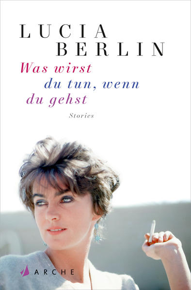 »Jemand stirbt oder eine Liebe geht zu Ende und nichts wird aufgelöst, man bleibt einfach damit zurück«, hat Lucia Berlin über Anton Tschechow und seine Kunst des Erzählens mit offenem Ausgang einmal gesagt. So wenig wie ihr Vorbild richtet Lucia Berlin über ihre Figuren, so nah wie er zoomt sie das Leben heran: eine erste Liebe, eine Amour fou, scheiternde Ehen, kurze Affären. Immer wieder die Familie, vor allem die sterbende Schwester, aber auch der Kampf mit dem Alkohol, die Einsamkeit, das schlechte Gewissen, vor allem den Söhnen gegenüber. Lucia Berlins unsentimentaler, zugleich von tiefen Gefühlen geprägter Blick auf die Wechselfälle des Lebens und der dunkle, pointierte Humor machen diese Erzählerin so einzigartig und zeitlos modern.