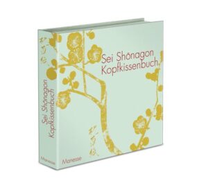 Das bibliophile Klassiker-Ereignis Diese auf 500 handnummerierte Exemplare beschränkte Luxusausgabe wird in einer Schmuckschatulle geliefert. Der Einband aus bedrucktem und foliengeprägtem Feinleinen, die farbige Fadenheftung und der Zweifarbdruck (Schmuckfarbe rot) auf Satinpapier machen diese Ausgabe zu einer bibliophilen Kostbarkeit. Ein Bündel edlen Papiers diente Sei Shonagon vor tausend Jahren als Notizbuch. Ihm vertraute sie an, was ihr durch den Kopf ging, darunter Vertrauliches und Delikates aus den Privatgemächern des Kaiserpalasts. Ob sie geistreiche Zwiegespräche schildert, ein intimes Tête-à-Tête oder das Schwertlilienfest ausmalt - ihre Impressionen wirken wie mit dem Tuschepinsel hingetupfte Ewigkeitsbilder. Nie hat man eine Frau inspirierter über sich und ihre Welt plaudern hören! Sei Shonagons «Telegramme» aus einer sagenhaften Hochkultur gewähren tiefe Einblicke in das Japan der Heian-Zeit wie auch ins Seelenleben der Verfasserin selbst. Ihr radikal subjektives Bekenntnisbuch, erstmals vollständig ins Deutsche übersetzt und dabei von aller falschen Süßlichkeit befreit, bezaubert durch seinen klaren, ungekünstelten Ton. Freizügig stellt hier eine kluge, selbstbewusste Frau Weltbewegendes neben scheinbar Banales, spricht über Mode oder Galanterie und entlarvt mit spitzer Feder das Intrigenspiel bei Hofe. Aus kritischer Halbdistanz zu den Mächtigen zeigt sie das Treiben einer müßiggängerischen Feudalkaste, die sich ihre Zeit mit Kalligraphie, Flötenspiel oder Fußball vertreibt. Und amüsiert erkennen wir heutigen Leser: Auch vor tausend Jahren gab es sie schon, die eitlen Parvenüs und Bonzen, Trendsetter und Stilikonen, Ästheten und Fashion-Victims. Ausstattung: Leinenband mit Goldprägung in einer Schmuckschatulle