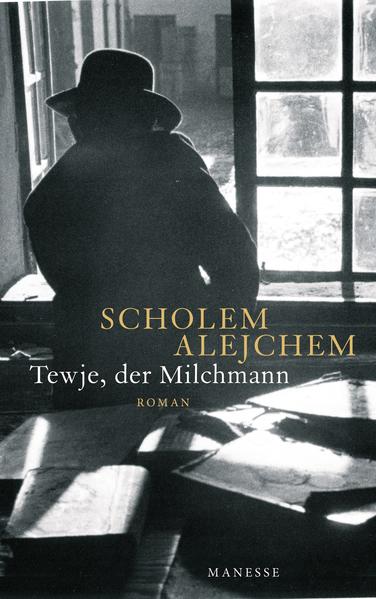 Einer der berührendsten Romane der modernen Weltliteratur: eine Entdeckung! Arm an Geld, reich an Kindern, träumt der Milchmann Tewje von einem Leben ohne Not und Leid. Doch nach einem unverhofften Geldsegen wendet sich das Blatt, und unser Held muss mitansehen, wie man ihm seine Familie und seine Heimat nimmt. So bleibt er ganz allein in der Welt zurück, mit nichts als seinem Gottvertrauen und seinem unerschütterlichen jüdischen Humor. Allen Schikanen des Daseins setzt er ein humanes, verschmitztes Trotzdem entgegen, das Trotzdem des wahren Humoristen, der noch unter Tränen lacht und scherzt. Mit seinem Hauptwerk hat Scholem Alejchem seinen Ruf als einer der größten Humoristen der Weltliteratur begründet und dem untergegangenen Milieu des Schtetls ein Denkmal gesetzt. Keine nostalgische Verklärung, keine geschönte Idylle, sondern ein berührend tragikomischer Blick auf die Katastrophen, die zu Beginn des 20. Jahrhunderts drohend am Horizont aufziehen: Pogrome, Vertreibungen, Revolutionen. Dies macht den jiddischen Schicksalsroman zu einem der wichtigsten Bücher der Weltliteratur.