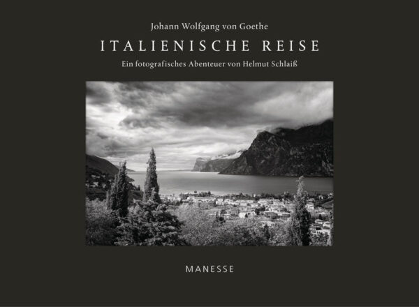 Dieser wunderbare Prachtband stillt die Italiensehnsucht und entfacht sie zugleich! Goethe auf dem menschenleeren Markusplatz, Goethe vor dem Forum Romanum, Goethe im Amphitheater von Taormina - solche Sternstunden der Menschheit vergegenwärtigt diese «Italienische Reise» in Schwarz-Weiß (Duotone) auf kongeniale Weise. Auf den Spuren des berühmtesten Italienreisenden aller Zeiten führt diese fotografische Grand Tour einmal der Länge nach durch das Land, «wo die Zitronen blühn»: zu Vicenzas steingewordener Pracht, mitten hinein in Venedigs morbiden Charme, übers stolze Florenz weiter zur Grandezza der ewigen Stadt oder in das zum Sterben schöne Neapel … 125 Fotografien zeigen Landschaften, Plätze, Gebäude und Kunstwerke, die seit Jahrhunderten der Inbegriff Italiens sind. Eine stilvollere Hommage hätte selbst Goethe sich kaum wünschen können. Ausstattung: 125 s/w-Abb. (Duotone)