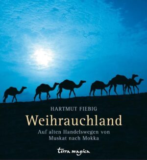 Auf den Spuren eines mystischen Duftstoffes, der sagenhaften Reichtum und kulturelle Blüte bescherte: Im Verlauf der vergangenen drei Jahrtausende spielte das Weihrauchland, das heutige Sultanat von Oman und die Republik Jemen, als Ursprungsregion des Weihrauchs eine einmalige Rolle. Zudem war es zentraler Teil der Handelsroute vieler weiterer Luxusprodukte aus Afrika, Indien und China. Dieser opulente Bildband beschreibt eine Reise entlang der alten Handelsströme und erläutert die Bedeutung des Weihrauchs, seine Produktion und seine historische Erscheinung bis in die Gegenwart. In fesselnden Bildern und kenntnisreichen Texten beleuchtet er die Besonderheiten jener Region, in der sich bis heute viel von der südarabischen Kultur aus den Zeiten der Königin von Saba erhalten hat.