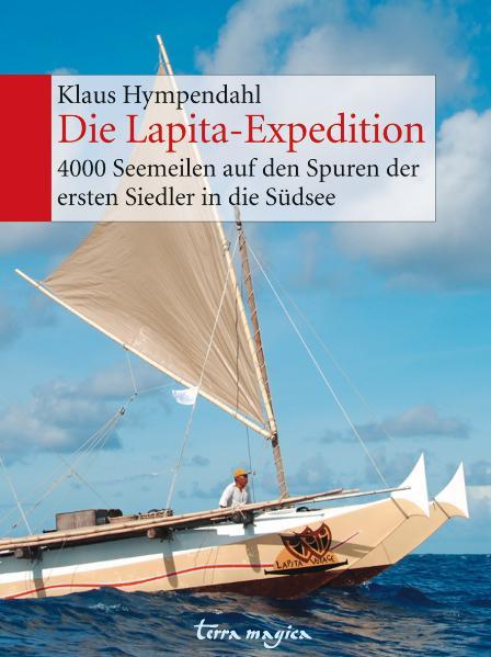 Thor Heyerdahl lag falsch! Die polynesischen Inseln wurden von Westen ausgehend besiedelt, nicht von Südamerika. Keramikscherben, linguistische und genetische Untersuchungen untermauern die These, dass Angehörige der Lapita-Kultur die Vorfahren der Polynesier waren und von China über Taiwan und die Philippinen in die Südsee vordrangen. Wie einst der legendäre Thor Heyerdahl ließ sich Klaus Hympendahl im November 2008 auf ein unglaubliches Abenteuer ein: Auf zwei nach polynesischem Vorbild gebauten Katamaranen segelte er zusammen mit einer Crew aus Wissenschaftlern und Abenteurern als Erster 4000 Seemeilen auf den Spuren der Lapita zu den polynesischen Inseln. Trotz dramatischer Wetterbedingungen und zermürbender Konfliktsituationen erreichten die beiden Besatzungen nach sechs Monaten das Ziel. Somit war der Beweis erbracht, dass die Besiedelung per Boot von Westen aus tatsächlich möglich war. Die Katamarane wurden im Anschluss den Einheimischen geschenkt, um dazu beizutragen, die mittlerweile verloren gegangene Kunstfertigkeit im Bootsbau wiederzubeleben.