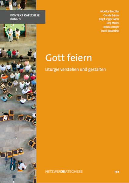 Wenn Menschen in der Liturgie zum Feiern zusammenkommen, dann wollen sie etwas davon spüren, dass Gott mit seiner ganzen Liebe und Zuwendung bei ihnen ist. Die Liturgie ist ein herausragender Ort, an dem sich Himmel und Erde begegnen. Dem vorliegenden Band ist es ein Anliegen, den grossen Schatz der Liturgie zu heben. Dabei wird nicht übersehen, dass eine Spannung besteht zwischen einem liturgischen Ideal und den Anforderungen bzw. den Bedingungen, die die Praxis mit sich bringt. Das Buch richtet sich an katechetisch Tätige, freiwillig in der Liturgie Engagierte und weitere Interessierte-genauso aber auch an Theologinnen und Theologen in der Pfarreiarbeit, die sich neu mit liturgischen Fragen auseinandersetzen möchten. Es verbindet theologische Grundlagen mit Praxisbeispielen und will die Leserinnen und Leser zur Reflexion ihrer eigenen Praxis anregen. Darüber hinaus bietet das Buch ein Kapitel zu Liturgie und Katechese mit Anregungen, wie Menschen zur Liturgie hingeführt werden können, um ihnen ein vertieftes Verständnis und damit ein tätiges Mitfeiern zu ermöglichen.