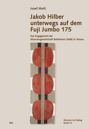 Josef Meili gewährt in seinem Werk einen spannenden Einblick in das Wirken der SMB in Taiwan von 1952 bis heute, besonders auf die Entwicklung indigener Bevölkerungsgruppen. Er erzählt erhellende Geschichten rund um unterschiedlichste Persönlichkeiten, setzt sich kritisch mit Projekten und Werken von Mission, Bildung und Sozialwerken auseinander und macht uns mit der Kultur indigener Völker bekannt. Jakob Hilber, oft mit seinem Motorrad Fuji Jumbo 175 unterwegs in abglegenee Gebiete in Taiwan, wirkte von 1953 bis 1985 auf der Insel im chinesischen Meer. Ihn begleiteten und ihm folgten bis heute fast 50 Mitglieder der SMB. „Jesus verkündete das Evangelium vom Reich Gottes und heilte im Volk alle Krankheiten und Leiden.“ (Mt 9,35). Das war der SMB Richtschnur: Verkündigung und sozialer Einsatz, im Schwerpunkt mit und für Indigenen, die im damaligen Taiwan marginalisert waren. Die Missionare studierten deren Kultur, lernten ihre Sprachen und entwickleten mit lateinischen Buchstaben eine Schriftsprache, um die Verkündigung besser möglich zu machen. Sie schuffen grosse Lehrlingswerkstätte, förderten Jugendarbeit und Bildung, begleiteten die Entwickung der indigenen Bevölkerung von einer fast archaischen Kultur ins post-industrielle Zeitalter. Zum 100 Jahre Jubiläum von Jakob Hilber reiste 2018 die Präsidentin Taiwans Tsai Ying-Wen extra nach Taitung, dem Zentrum des Wirkens der SMB. Sie lobte die Verdienste von Jakob Hilber SMB für die Gesellschaft und Wirtschaft Taiwans.