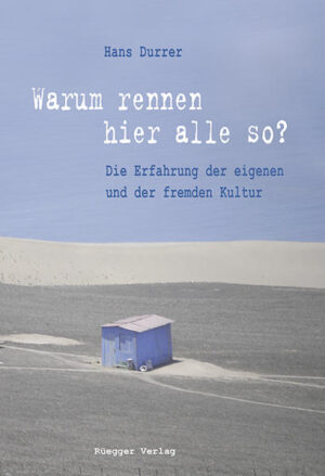 «Als ich mich am 1. Oktober 2005 nach Istanbul aufmache, um dort am Berlitz Language Center für zwei Monate Englisch zu unterrichten, weiss ich von dieser Stadt (und von der Türkei) so gut wie gar nichts, und genau deshalb will ich hin: Ich möchte erleben, wie diese Metropole und die Menschen, die da leben, auf mich wirken, will Eindrücke sammeln, möchte erfahren, wie sich das Leben in einer muslimischen Kultur anfühlt. Leiten lassen will ich mich dabei alleine von dem, was mir zufällt.Vorbereitet habe ich mich nicht, weder Reise- noch Kulturführer gelesen, die Türkei / Europa-Debatten in den Medien nur am Rande verfolgt, von Orhan Pamuk und Yasar Kemal sind mir nur gerade die Namen geläufig. Trotzdem komme ich natürlich mit Vorstellungen…»Hans Durrers Erlebnisse in anderen Kulturen führten dazu, dass er sich intensiv mit Fragen der interkulturellen Kommunikation auseinanderzusetzen begann. Davon zeugen die Texte im vorliegenden Band: Sie stehen für die reflektierte Erfahrung der eigenen und der fremden Kultur.Der Autor:Hans Durrer, geboren 1953, erwarb in Basel das juristische Lizentiat, in Cardiff den Master of Arts in Journalism Studies, in Darwin den Master of Applied Linguistics sowie in Stirling das Certificate in Drug and Alcohol Studies. Im Rüegger Verlag veröffentlichte er «Inszenierte Wahrheiten. Essays über Fotografie und Medien» (2011). www.hansdurrer.comInhaltsverzeichnis:Zum GeleitIIstanbuler MomentaufnahmenNo Fun in ChinaAls Verleger in Huay YaiSanug SabaiSüdostasiatische ImpressionenAlles No ProblemScouting in Hanoi, Manila und JakartaIIWegen allem, den Leuten, dem Essen, und überhauptBoca Ciega, KubaEl TaxistaKriminalität und Gewalt in Brasiliens NordostenAls Englischlehrer in Santa Cruz do SulUnterwegs in UruguayDer Nagel in der WandIIIVon der Schwierigkeit, nützlich sein zu wollenArmandoDer JuniorIVEin exotisches LandVon der Aufklärung verschontDer Tod eines PolizistenDescubriendo SuizaV15 Sekunden VerspätungKein gemeinsames Duschen«Haben Sie überhaupt Abitur?»Ein Knigge für Global PlayersEducación Intercultural BilingüeÜber IdentitätSushi in Bombay, Jetlag in L. A.Noch das Banalste eine OffenbarungWas wir von anderen Kulturen nicht lernen sollten