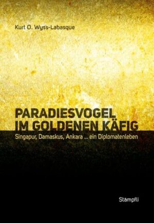 Warum schlägt man eine diplomatische Laufbahn ein? Ist es, um in der Welt herumzukommen? Um aussergewöhnliche Persönlichkeiten aus Politik, Wirtschaft und Kultur kennenzulernen? Oder um sein Land nach aussen vertreten zu dürfen? Kurt Wyss schildert in 'Paradiesvogel im goldenen Käfig' die einzelnen Stationen seiner Laufbahn, die sich in dem vom Staat vorgegebenen, privilegierten Rahmen abgespielt hat. Wyss verschafft einen Einblick in seine tägliche Arbeit sowie in die Höhen und Tiefen eines diplomatischen Lebens. Reizvoll sind die Passagen, in denen der Autor Bundesräte beschreibt, die er in verschiedenen Funktionen und Situationen erlebt hat. Wyss scheut sich nicht, Vorgänge hinter den Kulissen kritisch unter die Lupe zu nehmen, wobei auch ehemalige Kollegen nicht verschont werden. Das Buch ist weit mehr als der Beschrieb eines Aufstiegs von einem aus einfachen Verhältnissen stammenden Autor in eine Spitzenfunktion.