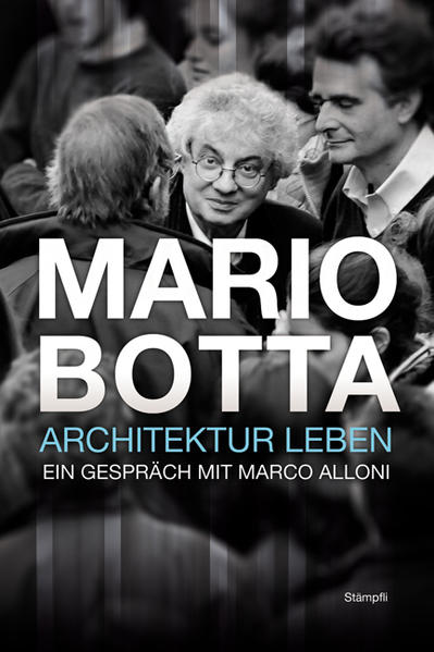 Mario Botta zählt weltweit zu den bedeutendsten Protagonisten des zeitgenössischen Architekturpanoramas und hat einen wesentlichen Beitrag zur Gründung der Universität der italienischen Schweiz und der Architekturakademie in Mendrisio geleistet. Im Gespräch mit Marco Alloni erzählt er von den frühen Kindheitserinnerungen bis hin zu den Höhen und Tiefen seiner beruflichen Tätigkeit. Er lässt die wesentlichen Phasen seines Lebens Revue passieren, die gekennzeichnet sind von Begegnungen, Projekten und Realisierungen, aber auch von Erfolgen und Enttäuschungen. Wir erfahren mehr über seine Ambitionen, über die verwirklichten ebenso wie die nur geträumten Bauten. Was für eine Beziehung hat Mario Botta zur Schweiz und zu anderen Kulturen? Ist es seine Liebe zur Kunst, aus der er seine unerschöpfliche Schaffenskraft als Architekt schöpft? In diesem Buch lernen wir sowohl den Architekten als auch den Menschen Mario Botta kennen.