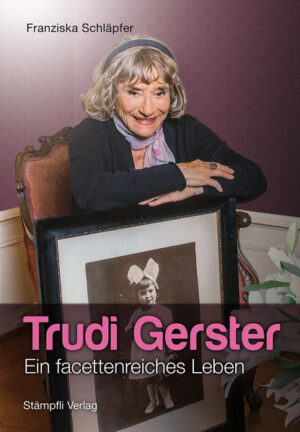 Trudi Gerster (1919-2013) wollte hundert Jahre alt werden und genauso lang im Rampenlicht stehen. Eine Ikone der Popkultur. Mit ihrem Gespür für die Urkräfte des Erzählens verzauberte die gelernte Schauspielerin 70 Jahre lang ihr Publikum: mit prägnanter, wandelbarer Stimme, mit kunstvoll freiem Interpretieren, mit viel Sinn für Komik. Sie sammelte, übersetzte und bearbeitete Geschichten und Klassiker aus aller Welt, politisierte als eine der ersten Frauen in einem schweizerischen Parlament im Grossen Rat der Stadt Basel, kämpfte für mehr Gerechtigkeit beim Verteilen der Kulturgelder, für eine grüne Stadt, für Alleinerziehende, für Betagte. Eine unbequeme Dame: ehrgeizig, hartnäckig, professionell - auch poetisch. Entlang ihrer prägnantesten Eigenschaften schildert die Biografie ein facettenreiches Leben.