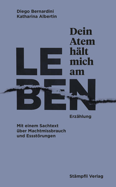 Ein Liebespaar sitzt am Tisch, sie stochert im Essen, erzählt, er hört zu. Bis irgendwann das Wort Missbrauch fällt. Einen Moment lang glaubt er, das Gleichgewicht zu verlieren. Hätte er es wissen können? Wissen müssen? Da war die Essstörung, und ja, manchmal ihre abweisende Art, wenn er sie berührte … Diego Bernardini gelingt ein dichter literarischer Text über Opfer, Täter und die lebenslangen Folgen, die ein gravierender Machtmissbrauch in der Kindheit für die Betroffenen und ihr nahes Umfeld haben kann. Ein Sachtext der Psychologin Katharina Albertin zum Zusammenhang von Essstörungen und sexuellem Missbrauch in der Kindheit ergänzt die Erzählung. Wie lassen sich die beiden Themen wissenschaftlich einordnen? Welche Auswirkungen kann eine Magersucht für die Betroffenen haben? Mit Exkursen zu Machtmissbrauch im Spitzensport und zu ungesunden Familienbindungen.