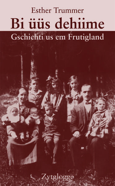 Kandergrien «In wunderschönem, farbigem Frutigtaler Dialekt erinnert sich Esther Trummer an ihre Kindheit inmitten einer grossen Familie. Eltern, Grosseltern und Urgrosseltern, aber auch jedem ihrer Geschwister hat sie ein spezielles Gedenkkapitel gewidmet. Die Zeit ist geprägt von Schicksalsschlägen und Entbehrungen, aber auch von Gottvertrauen, Geborgenheit und Lausbubenstreichen. Die Autorin beschreibt den Alltag dieser Oberländer Familie aus einfachsten Verhältnissen, als es weder Krankenversicherung noch staatliche Hilfe gab, dafür findige, aufgeweckte Kinder und Eltern, die sich liebevoll um ihre Schar kümmerten. Die Geschichten regen zum Nachdenken an und wecken in unserer Gesellschaft, wo alles im Überfluss vorhanden ist, das Bewusstsein, dass dies nur zwei Generationen früher radikal anders war. Esther Trummer schenkt uns mit ihren Erinnerungen ein Stück Zeitgeschichte, das es zu bewahren gilt.» Bettina Schaffer