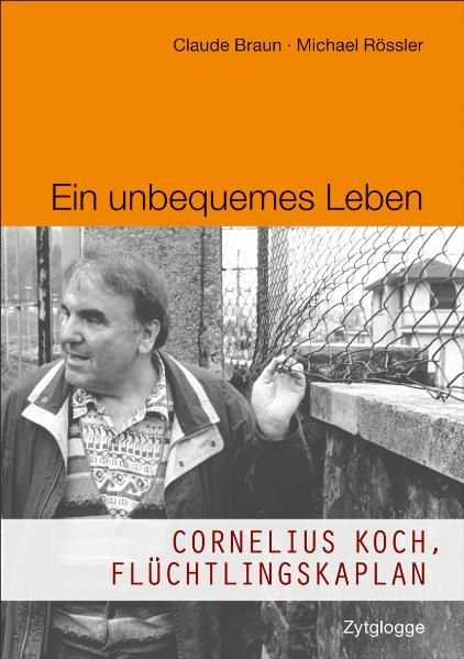 Beherzter GrenzgängerDas Buch von Claude Braun und Michael Rössler ist Biografie und Zeitgeschichte zugleich: Es beleuchtet über einen Zeitraum von mehr als 30 Jahren (1971 - 2001) die Schweizer Asyl- und Ausländerpolitik und die Basisbewegung von Bürgerinnen und Bürgern für die Flüchtlinge. Das Leben eines Mannes wird erzählt, der als Kind nach dem Zweiten Weltkrieg aus Rumänien in die Schweiz kommt und am eigenen Leib erfährt, was es heisst, entwurzelt zu sein. Nach dem Selbstmord seiner Mutter beschliesst Cornelius Koch, Priester zu werden. Durch Begegnungen mit sozial engagierten Menschen findet er nach und nach zu seiner Berufung: als Weltbürger für Menschlichkeit und Gerechtigkeit zu kämpfen.