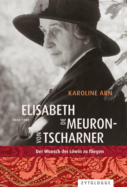 Als Berner Original ist sie in die Geschichte eingegangen, Anekdoten und träfe Sprüche werden ihr zugeschrieben, die schwarzen Kleider, grossen Hüte, das verbeulte Hörrohr und ihre weissen Windhunde bleiben in Erinnerung. Ihr Auftritt jedoch - eine grosse, gelungene Maskerade - und ihre Erscheinung sind nur auf den ersten Blick schwarz-weiss.Der Versuch, Elisabeth de Meuron in Worte zu fassen, sie weg vom Klischee zu führen, hin zur Person, die mit ihrem scharfen Blick einen Horizont erfasste, in dem alles möglich und sichtbar war, ist fast so unmöglich wie spannend. Diese ihre Weitsicht öffnete Widersprüche - und Abgründe, die ihr zum Lebensantrieb wurden. In ihren Briefen schreibt sie jede Nacht ihre Gedanken und Gefühle auf, direkt und ungestüm, engste Freunde und Verwandte stehen dabei für Momente in ihrer Nähe: Einen furchtsamen Blick will ich versuchen auf mein Schicksal, das ich hinter meiner Mauer des Schweigens verbergen muss, damit niemand daran rühren kann. Und versuche es auszuhalten, allein zu sein gegenüber Dingen, die von jeher zu gross waren. Mein Leben mit all meinen ererbten Eigenschaften und meiner Geistes- oder Gefühlsbeschaffenheit, meiner eingeschriebenen Gebrauchsanweisung, die nicht zu verwirklichen war.Intelligent, talentiert, energisch, aufbrausend verbringt Elisabeth ihre ­Jugend in Bern in einer patrizischen Familie, die den alten Zeiten nachlebt. Und fast ein Jahrhundert lang stellt sie sich dem Widerspruch zwischen Aufbruch und Tradition - in der Politik des Ersten und Zweiten Weltkriegs, in der Gesellschaft, aber auch in der Liebe. Sie gibt sich nie zufrieden und nie geschlagen. Das Wappen der von Tscharner, der Greif - halb Löwe, halb Adler -, dieser Stempel, haftet nicht nur auf den Briefbögen, sondern auch an ihr. Avec les ailes sans savoir voler.Hunderte von Briefen sind zusammengekommen. An Handwerker, Freundinnen und Freunde, Verwandte oder Politiker. Ausschnitte daraus zeigen Sprachwitz und die ernste wie humorvolle Auseinandersetzung mit allen Fragen des Lebens. Sie sind eingebettet ins Erzählen der Enkelin über ihre Grossmutter. Die Erinnerungen vieler Menschen, welche einen Teil ihres Lebens «Madame de» begleitet haben, ergänzen das Puzzle aus ganz unterschiedlichen Blickwinkeln. Diese Spuren werden literarisch zu einem Roman verwoben.