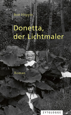 Im abgelegenen Val Blenio gibt es wenig Arbeit, und Roberto Donetta hangelt sich von Beschäftigung zu Beschäftigung, um seine immer grösser werdende Familie durchzubringen. Mal arbeitet er als Marronibrater, dann als wandernder Samenhändler. Daneben widmet er sich intensiv der Fotografie. Unermüdlich dokumentiert er das Leben in seinem Tal. Trotz wirtschaftlich schwierigster Umstände und gegen den Widerstand seiner Familie hält er an seiner Leidenschaft fest und entwickelt künstlerische Ambitionen. Beat Hüppins Roman befasst sich mit dem Leben und dem fotografischen Werk des Tessiner Fotografen (1865-1932). Es war ein spektakulärer Fund, als man Ende der 70er-Jahre 5000 Glasplatten des Wanderfotografen entdeckte. Die dokumentarische Kraft und die ganz eigene Bildsprache seiner Arbeiten, so ist sich die Fachwelt einig, machen Roberto Donetta zu einem grossen Pionier der Fotografie. Entlang ausgewählter Fotos, originaler Briefe und Aufzeichnungen gibt ‹Donetta, der Lichtmaler› ein facettenreiches, lebendiges Bild eines Mannes, der ganz für seine Leidenschaft lebt und keine Opfer scheut, um an ihr festhalten zu können.