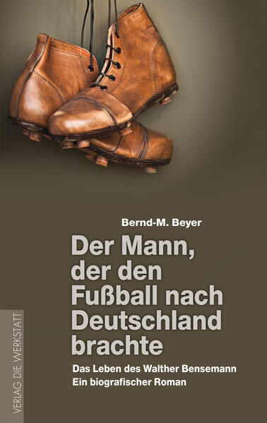 Die herausragende Persönlichkeit aus der Frühphase des deutschen Fußballs ist Walther Bensemann. Der intelligente Querdenker und wortgewaltige Kosmopolit führte den 'englischen Sport' in Süddeutschland ein, fungierte als Geburtshelfer von Vereinen wie Bayern München oder Eintracht Frankfurt, organisierte die ersten internationalen Begegnungen und gründete den heute noch existierenden 'kicker'. Schlechten Wein verabscheute er ebenso wie Spießertum und engstirnigen Nationalismus. 1933 musste Bensemann aufgrund seiner jüdischen Herkunft in die Schweiz emigrieren, wo er wenig später starb und weitgehend in Vergessenheit geriet. Das 2003 erstmals erschienene Buch fand nicht nur begeisterte Rezensionen, sondern verschaffte Bensemann seinen verdienten Platz in der deutschen Fußballgeschichte. Die romanhafte Schilderung lässt nicht nur die schillernde Persönlichkeit des Protagonisten lebendig werden, sondern ebenso jene wilde Pionierphase, in der Fußball zum deutschen Volkssport aufstieg.