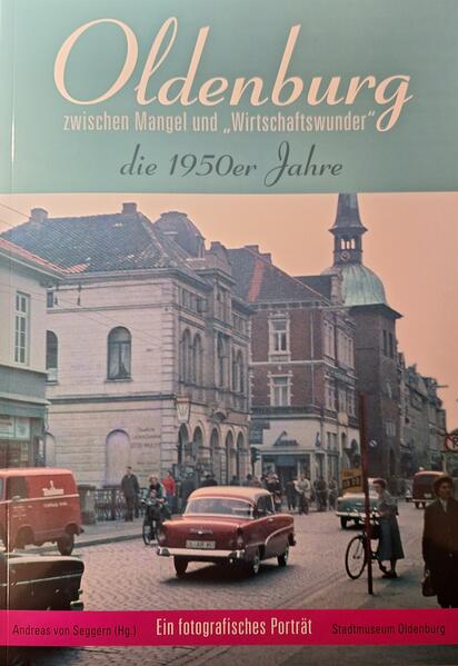 ie 50er - wohl kaum ein anderes Jahrzehnt der jüngeren deutschen Geschichte ist von Klischees so umrankt, nostalgisch verklärt auf der einen, maßlos verdammt auf der anderen Seite. Sie bilden das Fundament der historischen Meistererzählung von der Erfolgsgeschichte der Bundesrepublik, auf den Säulen ,Wirtschaftswunder" , Wohlstand für alle" und ,Westbindung" gründend. Anderer- seits gelten Sie als Dekade der Restauration, der Entpolitisierung, des Rückzugs ins Private, kurz: als (Re-)Inkarnation deutscher Spießbürgerlichkeit. Die historische Forschung zumindest ist sich mittlerweile weitgehend einig: Hinter der Fassade einer Gesellschaft, die vor dem Hintergrund des zurückliegenden Schreckens des Krieges vor allem nach Ruhe und Sicherheit strebte und dabei die Vergangenheit weitgehend verdrängte, modernisierten sich die Strukturen weit mehr als lange Zeit angenommen. Es ist daher kein Zufall dass gerade dieser Zeitraum den Auftakt einer neuen Reihe von Bildbänden mit Motiven aus dem Stadtmuseum Oldenburg bildet. Etwa 100 ausgewählte Fotografien versuchen, die Atmosphäre einer Stadt im Aufbruch einzufangen und Meilensteine der Stadtentwicklung nach- zuzeichnen. Wir wollen Bilder ,sprechen " lassen