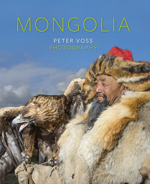 „The Land of the Blue Sky“, wie die Mongolei genannt wird, ist ein wunderbares Reiseland. Flächenmäßig viermal so groß wie Deutschland, ist es das dünnbesiedelste Land der Erde. Im vorliegenden fünften Fotobuch des Fotografen Peter Voss, der mehrfach erneut international für seine Fotos ausgezeichnet wurde, unternehmen Sie eine spannende Reise zu den Schamanen, Rentier-Nomaden, Adlerjägern und sehen grandiose Gletscher- und Wüstenlandschaften.