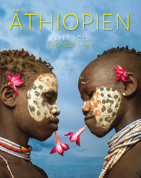 Äthiopien, dreimal so groß wie Deutschland, liegt am Horn von Afrika und blickt auf eine lange Geschichte voller ethnischer Vielfalt zurück, weshalb es auch als die Wiege der Menschheit gilt. Als frühes religiöses Zentrum christlichen Glaubens bietet es mit den weltberühmten, aus dem Fels herausgearbeiteten elf Kirchen von Lalibela eine Sehenswürdigkeit, die man durchaus als achtes Weltwunder bezeichnen kann. Sie zählen wie die alte Kaiserstadt Gondar und die beeindruckenden Simien-Berge inzwischen zum Weltkulturerbe der UNESCO. Auch die Gheralta-Berge mit ihren Felsenkirchen, die Salzwüste in der Danakil-Senke, der Erta-Ale-Vulkan und die farbigsten Landschaften der Erde im Dallol sind eine Reise wert! Das Highlight einer Äthiopienreise ist jedoch das Tal des Omo, wo den Besucher wie auch im Mago-Nationalpark unter anderem eine Vielzahl indigener Völker erwarten. Der international vielfach ausgezeichnete Fotograf Peter Voss bereiste dieses zauberhafte Land mehrfach und zeigt mit seinem neunten großformatigen Bildband Land und Leute von seiner schönsten Seite. Tauchen auch Sie ein in ein weitgehend unbekanntes Land!