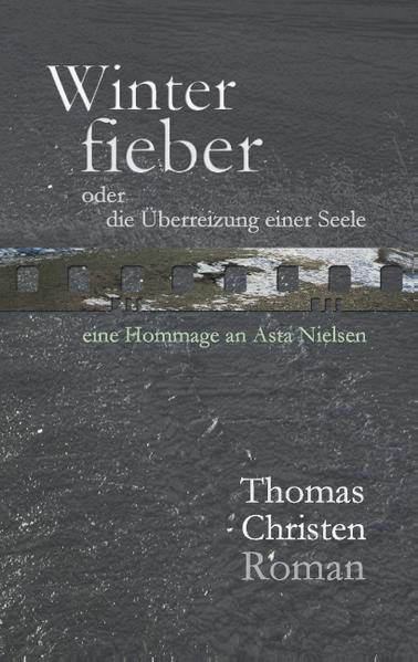 Winterfieber - oder die Überreizung einer Seele ist eine kleine, augenzwinkernde Hommage an den ersten Pop-Star der Filmgeschichte - Asta Nielsen. Sechs frühe Filme der Stummfilm-Diva werden mit der Geschichte des namenlosen Helden verknüpft, der so überspannt daher kommt wie die Figuren seines großen Idols. Und dass die personelle Zusammensetzung seiner bevorzugten Streifen auch noch der seiner eigenen, als Zumutung empfundenen, rein weiblichen Familie gleicht ist selbstverständlich kein Zufall. Wen wundert es da, dass in seinem Zorn Realität und Fiktion fröhliche und vor allem melodramatische Urstände feiern. Seine einzige Freundin ist Asta (ach was!), seine überaus verständnisvolle und intelligente (!) Münsterländerhündin. Und ja, natürlich können Hunde nicht sprechen. Auch wenn vielleicht mancher Hundebesitzer Einspruch erheben möchte, um anzumerken, dass Hunde es eben ganz anders vermögen. Auch der Stummfilm konnte nicht sprechen. Und dennoch war er in der Lage auf das Großartigste zu erzählen.