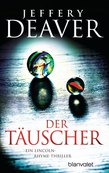 Der 8. Fall für Lincoln Rhyme und Amelia Sachs. Ein schockierender Anruf reißt Lincoln Rhyme aus dem Schlaf: Sein Cousin steht unter Mordverdacht, in seinem Auto wurde Blut des Opfers gefunden, die Beweislage ist eindeutig. Rhyme und Amelia Sachs stoßen auf zwei weitere Fälle, die nach ähnlichem Muster abgelaufen sind. Sitzen für diese Taten Unschuldige im Gefängnis? Ein Duell gegen einen akribischen Verbrecher beginnt, der wie besessen alles sammelt - von einfachen Abfällen bis hin zu den intimsten Details seiner ahnungslosen Opfer. Die schärfste Waffe des »Täuschers« ist sein unermesslicher Schatz an geraubten Informationen, die er mit teuflischer Präzision gegen seine Opfer einzusetzen weiß. Und gegen alle, die ihn aufhalten wollen …