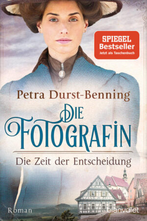 Protagonistin Mimi Reventlow ist eine ungewöhnliche Frau für ihre Zeit: Sie ist stark, unabhängig, leidenschaftlich und hat das Herz am rechten Fleck ... Die Wanderfotografin Mimi Reventlow lebt seit einiger Zeit in der kleinen Leinenweberstadt Laichingen und kümmert sich um ihren kranken Onkel Josef. Durch ihre offene Art ist es ihr gelungen, die Herzen der Dorfbewohner zu erobern und Freundschaften zu knüpfen. Als eine Katastrophe das Dorf erschüttert, wird sie mit ihren wunderschönen Fotografien für viele der Bewohner gar zum einzigen Rettungsanker. Doch nach einer schweren menschlichen Enttäuschung muss Mimi erkennen, dass sie sich nicht nur in ihrem Foto-Atelier dem schönen Schein hingegeben hat, sondern auch im wahren Leben. Für Mimi ist die Zeit der Entscheidung gekommen. Ausstattung: mit bebildertem Anhang in s/w