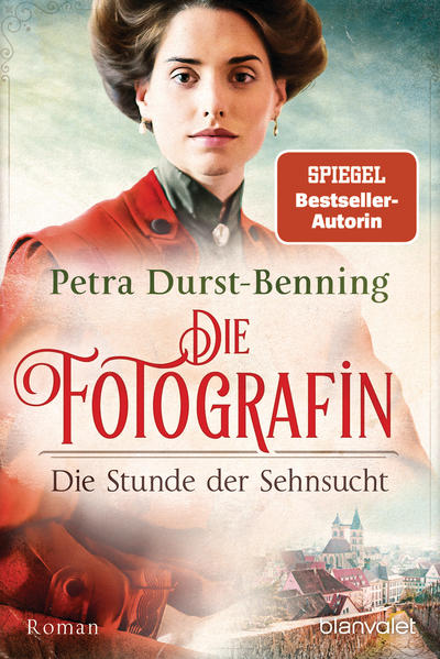 In dunklen Zeiten leuchtet die Liebe am hellsten ... Münsingen, 1914. Mimi und Anton sind inzwischen Geschäftspartner geworden, die sich erfolgreich auf der Schwäbischen Alb etabliert haben. Doch der Ausbruch des ersten Weltkrieges zerstört jäh ihre Träume, und auf einmal ist nichts mehr, wie es war. Während die Männer an die Front ziehen müssen, ist in Münsingen die Stunde der Frauen gekommen, die das verwalten, was die Männer hinterlassen haben. So werden Mimi und ihre Freundin Corinne zum einzigen Rettungsanker für ihr Dorf, und ein weiteres Mal ist ein starker Zusammenhalt zwischen den Frauen gefragt. Nicht nur Mimi erkennt in dieser dunklen Zeit, was zählt im Leben und für wen ihr Herz wirklich schlägt ... Die SPIEGEL-Bestsellersaga um Fotografin Mimi bei Blanvalet: 1. Am Anfang des Weges 2. Zeit der Entscheidung 3. Die Welt von morgen 4. Die Stunde der Sehnsucht 5. Das Ende der Stille Jeder Band kann auch unabhängig von den anderen gelesen werden.