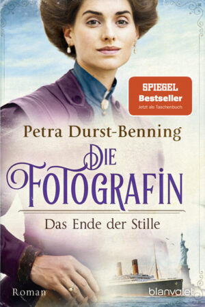 Die Wanderfotografin macht sich auf nach Hollywood - der perfekte Schmökerstoff von der Königin des historischen Romans. Gerade erst haben sich Mimi Reventlow und ihr langjähriger Geschäftspartner Anton ihre Liebe gestanden. Und dennoch entscheidet sich die Wanderfotografin wie vor vielen Jahren schon einmal gegen den sicheren Hafen der Ehe und bricht stattdessen zu neuen Ufern auf! An der Westküste Amerikas - genauer gesagt in Hollywood - wartet ein spannender Auftrag auf sie. Für einen großen Bildband soll Mimi den derzeit größten weiblichen Stummfilmstar der Vereinigten Staaten fotografieren. Was Mimi nicht weiß: Die berühmte Schauspielerin »Chrystal Kahla« ist niemand anderes als Christel Merkle, das Mädchen, das seit einem kalten Wintertag im Jahr 1911 in Laichingen als spurlos verschwunden gilt ... Die SPIEGEL-Bestsellersaga um Fotografin Mimi bei Blanvalet: 1. Am Anfang des Weges 2. Zeit der Entscheidung 3. Die Welt von morgen 4. Die Stunde der Sehnsucht 5. Das Ende der Stille Jeder Band kann auch unabhängig von den anderen gelesen werden.