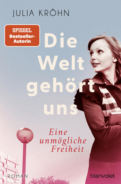 Eine Liebeserklärung an die Kraft der Bücher! Die neue Reihe der SPIEGEL-Bestsellerautorin und Historikerin Julia Kröhn. Frankfurt, 1965: Zwanzig Jahre hat Ella erfolgreich das »Bu?cherreich« geführt, doch nun herrscht Zwist: Ihre deutlich jüngere Schwester Luise hat die schnulzigen Bu?cher satt. Ihr Kopf ist voller neuer, unerhörter Ideen, zu denen sie der charismatische und politisch aktive Student Thilo anstiftet. Zunächst steht Ella diesen ablehnend gegenüber. Doch dann bringt Luise sie dazu, ein dunkles Kapitel ihrer Vergangenheit aufzuschlagen. Ella erinnert sich wieder, was sie einst als Verlegerin angetrieben hat: der Glaube, dass Bücher Menschen aufrütteln und die Welt verändern können. Werden sie ihr nun auch helfen, endlich ihr Glück zu finden? »Die Buchhändlerinnen von Frankfurt« von Julia Kröhn: 1. Die Gedanken sind frei 2. Die Welt gehört uns