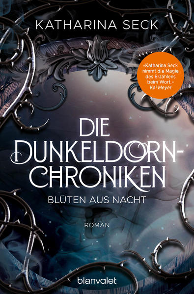 Weder Dornen noch die Liebe können diese unbeugsame Heldin brechen ... Die Dunkeldorn-Chroniken beginnen! Alle vier Jahre erblüht eine Pflanze, die so schrecklich ist wie schön: der Dunkeldorn. Aus seinem schwarzen Blütenstaub gewinnen Magier die Essenz ihrer Zauberkraft. Doch die Pflanze zu berühren ist tödlich. Das erfährt die junge Opal am eigenen Leib: Ein schreckliches Unglück nimmt ihr fast das Leben und verschlägt sie an eine düstere Universität, wo sie von einem Strudel aus Geheimnissen erfasst wird. Warum hat der Blütenstaub Opal nicht getötet? Was sind die Magier bereit für ihre Kräfte zu opfern? Und welches Interesse hat der berüchtigte wie attraktive Dornenprinz höchstpersönlich an ihr - einer einfachen Plantagenarbeiterin? Irgendwo zwischen den schwarzen Blütenblättern liegt die Antwort darauf, was an jenem Unglückstag wirklich geschah, an dem Opal alles verlor … Die Dunkeldorn-Chroniken: 1. Blüten aus Nacht 2. Ranken aus Asche 3. Knospen aus Finsternis