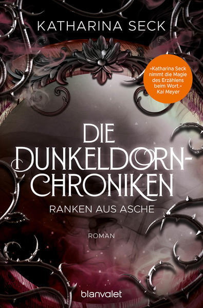 Sie kennt die Wahrheit über die Dunkeldornmagie - doch wird Heldin Opal dem Dornenprinz widerstehen? Band 2 der Dunkeldorn-Chroniken! Opal ist auf der Flucht: Nachdem sie die Wahrheit darüber herausgefunden hat, dass sie nicht die einzige Überlebende des Plantagenunglücks ist, muss sie neue Verbündete finden. Denn in den Gewölben unter der Universität werden abscheuliche Experimente durchgeführt - und Opal hat geschworen, einen geliebten Menschen aus den Fängen der Magier zu befreien. Doch auch der Dornenprinz versucht, Opal und ihre neu gewonnene Gabe in seine Gewalt zu bringen. Kann sie ihm trauen, jetzt da sie weiß, dass hinter den schwarzen Mauern der Universität jeder nur auf seinen eigenen Vorteil aus ist? Opal muss ein Versprechen halten und die Universität zu Fall bringen. Und dafür ist kein Ort besser geeignet als das Dornenschloss, der Sitz der grausamen Herrscherfamilie ... Die Dunkeldorn-Chroniken: 1. Blüten aus Nacht 2. Ranken aus Asche 3. Knospen aus Finsternis