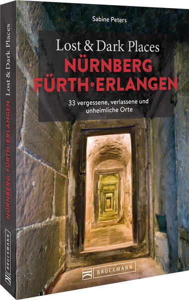 Wo einem die Haare zu Berge stehen Willkommen bei den "Lost & Dark Places Nürnberg, Fürth, Erlangen"! Dieses einzigartige Buch nimmt Sie mit auf eine spannende Reise zu den dunklen, verlassenen und vergessenen Orte dieser drei Städte. "Falls man sie zwinge, dorthin zu gehen, (sie) lieber den Tod aussuchen würde." Ein Satz, der Grauenhaftes erahnen lässt. Und tatsächlich, es gibt sie, ob in Nürnberg, Fürth oder Erlangen: düstere Orte abseits der ausgetretenen Touristenpfade. Denn das fränkische Städtetrio hat viel mehr zu bieten als prachtvolle Kaiserburg, historische Eisenbahn oder gesellige Bergkirchweih. Es gibt Orte, an denen einem unwillkürlich die Haare zu Berge stehen. Man rätselt, warum der Putz so bekümmert von den Wänden blättert. Und weshalb so eine düster drückende Stille herrscht, unterbrochen nur von unheimlichem Knarzen. Oder man fragt sich, wieso man eine Gänsehaut bekommt. Ist es der kalte Hauch des Todes an den dunklen Ufern des unsanft ruhenden Sees? Dieses Buch bringt nun Licht ins Dunkel. Endlich wird hier Geheimnisvolles, Vergessenes und Düsteres aufgedeckt, manches hier zum ersten Mal, manches sogar ganz exklusiv. Die Autorin hat sich (fast) unerschrocken auf Entdeckungstour gemacht und für Sie Ziele mit Hochspannung und Gruselfaktor zusammengetragen. Folgen Sie ihr zu Räuberhöhlen im Reichswald, ruinierten Architektur- Perlen und toten Grabsteinen oder statten Sie dem Teufel höchstpersönlich einen Besuch ab. Entdecken Sie todbringende Teiche oder vermodernde Bunker und Höhlen, die sogar für Gespenster zu gruselig sind. Dieses Buch ist perfekt für alle, die sich für Geschichte, Architektur, Fotografie und Abenteuer interessieren. Viel Freude beim Entdecken und Erkunden. Doch gehen Sie nicht alleine. Und nehmen Sie auch eine große Portion starker Nerven mit.