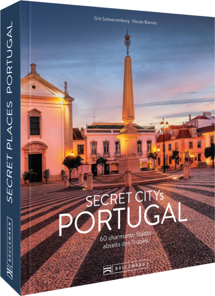 Portugal intim – Entdecken Sie das unbekannte Portugal Portugal gilt als eines der schönsten Länder Europas – Entdecken Sie mit diesem Reisebildband die schönsten Geheimtipps und unbekannten Highlights des Landes. Wer träumt nicht davon, am Strand zu liegen, zu surfen oder auch am südlichsten Punkt Europas in eine deftige Bratwurst zu beißen? Direkt am Cabo de Sao Vincente, nahe Lagos, gibt es nämlich die letzte Bratwurst vor Amerika. All das und vieles mehr können Sie mit diesem Reiseführer abseits des Trubels erleben. Ohne Menschenmassen in kleinen Restaurants frischen Fisch essen oder gemütlich ein Pläuschen mit Einheimischen halten. Mit echten Tipps von Einheimischen für das besondere Erlebnis Entdecken Sie unbekannte Highlights: Bezaubernde Städte Portugals abseits der Massen Kultur, Geschichte und Menschen Portugals kennenlernen