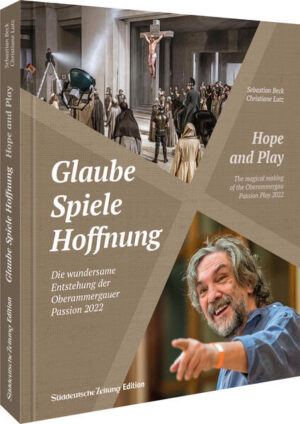 Theater mit Passion Die Geschichte der Passionsfestspiele Oberammergau. Dazu – topaktuell – die Vorbereitung der Akteure auf das Spektakel 2022. Premierenfotos inklusive! Die letzten Tage im Leben Jesu. Alle zehn Jahre widmet sich das komplette Dorf Oberammergau diesem Thema: mit seinen Passionsspielen. Was 1634 als Einlösung eines Gelübdes nach überstandener Pest begann, wird seither alle zehn Jahre wiederholt. 2020 wurde das Welttheater wegen Corona verschoben. 2022 dürfen die 2000 Mitwirkenden die 42. Passionsspiele endlich begehen. Ein zweisprachiges (deutsch/englisch) Begleitbuch. Mit Texten von Christiane Lutz und Aufnahmen von Sebastian Beck. Aktuelles und Historisches zu den Passionsspielen Die Hintergründe zum Oberammergauer Spektakel Mit Premierenfotos von SZ-Redakteur und Fotograf Sebastian Beck