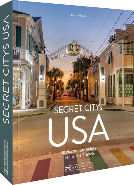 60 ausgewählte Städte zwischen Kalifornien und Florida Entdecken Sie die USA auf eine ganz besondere Art und Weise mit unserem Reise-Bildband "Secret Cities USA"! Besuchen Sie Städte, die oft übersehen werden, aber dennoch eine besondere Geschichte und Kultur zu bieten haben. Wussten Sie zum Beispiel, dass es in den USA, genauer gesagt in New Mexico, eine Kleinstadt namens Truth or Consequences gibt? Jetzt wissen sie es! Wenn Sie herausfinden möchten, was es dort mit der Wahrheit und deren Konsequenzen auf sich hat, sollten Sie das in unserem Reiseführer nachlesen. Und sich dabei gleich weitere 59 Städte Amerikas abseits des Trubels mit all ihren Highlights empfehlen lassen: von Kingsburg in Kalifornien bis Derby Line in Vermont. Erleben Sie die versteckten Juwelen der USA und lassen Sie sich von den vielen Facetten dieser Städte überraschen. Stimmungsvoll bebildert ist dieser Band nicht nur ein visuelles Erlebnis, sondern auch ein wertvoller Reiseführer für Ihre nächste USA-Reise. Wir geben Ihnen Insider-Tipps und empfehlen die besten Restaurants, Bars und Sehenswürdigkeiten in jeder Stadt. So können Sie die USA auf eine ganz neue Art und Weise entdecken. "Secret Cities USA" eignet sich perfekt für alle, die auf der Suche nach unentdeckten Reisezielen sind und das Besondere abseits der ausgetretenen Pfade erleben möchten. Bestellen Sie jetzt unseren Reiseführer und planen Sie Ihre nächste USA-Reise voller spannender Abenteuer und unvergesslicher Erlebnisse!