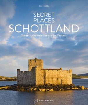 Schottland mal anders: Entdecken Sie das Land mit diesen wunderschönen & unbekannten Reisezielen neu Begleiten Sie uns auf einer faszinierenden Reise durch Schottland und entdecken Sie die verborgenen Schätze dieses atemberaubenden Landes. Abseits ausgetretener Pfade warten verträumte Orte mit einer reichen Historie, einsame Inseln, deren Schönheit kaum in Worte zu fassen ist, und fast schon karibische Strände. Tauchen Sie ein in die Geschichten mutiger Helden, bewundern Sie das Erbe genialer Baumeister und lassen Sie sich von mystischen Sagengestalten in den Bann ziehen. Dieser Reiseführer Schottland bietet Ihnen mit Wanderungen, Kultur und Städtetrips vielfältige Einblicke in die schottische Kultur und Geschichte, wie Sie sie noch nie zuvor gesehen haben. Wir laden Sie auf eine Entdeckungsreise ein, die weniger bekannten Facetten dieses faszinierenden Mythos zu erkunden. Unser Reisebuch Schottland steht Ihnen dabei mit Geheimtipps und nützlichen Adressen als idealer Reisebegleiter zur Seite.