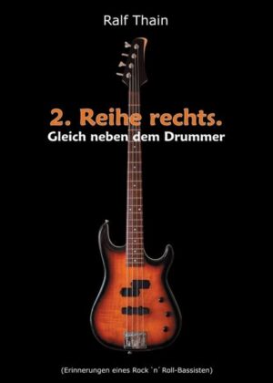 2. Reihe rechts. Gleich neben Drummer! ist die Geschichte einer Liebe. Der Liebe zur Musik. Ralf Thains zweites Buch ist eine Hommage an die Musik seiner Zeit. Der Untertitel "Erinnerungen eines Rock 'n' Roll-Bassisten bringt den Inhalt auf den Punkt. Er erzählt die Geschichte eines Jungen, den die Musik seiner Jugend geprägt und ein Leben lang begleitet hat. Augewachsen in den 50er und 60er Jahren, als Musik noch in Kofferradios und auf Schallplatten versteckt war, lernt Horst alias "Hotte" Akkordeon, bein bisschen Klavier und kam dann von der Gitarre auf den Bass. Ziel: Mitglied in einer Beat-Band zu werden. Hotte machte Karriere - zwar nicht als Musiker, aber als Talentscout eine Plattenfirma in den USA. Mit nur 24 Jahren bereiste er die gesamte Ostküste und findet Musiker, die er selbst gerne werden wollte. 2. Reihe rechts - Der Platz neben dem Drummer gehört dem Bassisten. Hotte ist der Mann in der 2. Reihe, aber kein Verlierer. Er liebt die Musik und die Musik liebt ihn. Ralf Thain gibt Stücke aus dem Album seines Lebens zum Besten und vermischt sie gekonnt mit fiktiven Elementen. So wie Schlagzeug und Bass in einer Band den Rhythmus vorgeben, so bestimmt die Musik den Takt in Hottes Leben - auch in der Liebe. Wie in seinem Erstlingswerk "Ruhrpottlümmel" nimmt Ralf Thain die Leser zunächst mit in das Ruhrgebiet. Hier wächst Hotte auf und wird sozialisiert. Ein Arbeiterkind, das zwar vom großen Ruhm träumt, aber eigentlich nur seine Freude an der Musik weitergeben will. Thains Stil vermittelt diese Leidenschaft mit viel Humor und Detailkenntnis. Ein Buch, das nicht nur Musikfans begeistern wird. Der Anhang des Buches macht es zum Nachschlagewerk. Hottes persönliches Musik-Wiki listet Musiker und Bands, die ihn maßgeblich beeinflussten und in den für ihn wichtigen Besetzungen, auf. Weblinks, Buch- und Plattentipps machen Lust auf mehr. Mehr Musik.