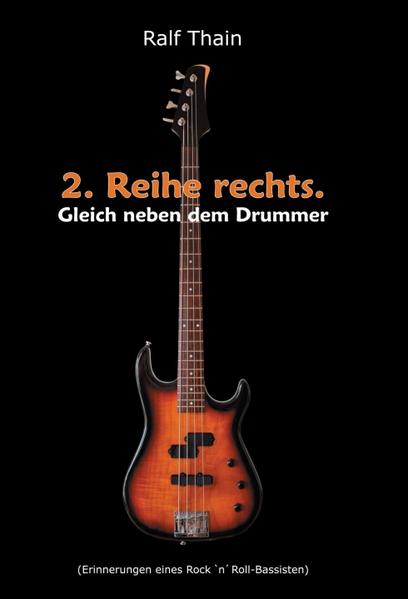 2. Reihe rechts. Gleich neben Drummer! ist die Geschichte einer Liebe. Der Liebe zur Musik. Ralf Thains zweites Buch ist eine Hommage an die Musik seiner Zeit. Der Untertitel "Erinnerungen eines Rock 'n' Roll-Bassisten bringt den Inhalt auf den Punkt. Er erzählt die Geschichte eines Jungen, den die Musik seiner Jugend geprägt und ein Leben lang begleitet hat. Augewachsen in den 50er und 60er Jahren, als Musik noch in Kofferradios und auf Schallplatten versteckt war, lernt Horst alias "Hotte" Akkordeon, bein bisschen Klavier und kam dann von der Gitarre auf den Bass. Ziel: Mitglied in einer Beat-Band zu werden. Hotte machte Karriere - zwar nicht als Musiker, aber als Talentscout eine Plattenfirma in den USA. Mit nur 24 Jahren bereiste er die gesamte Ostküste und findet Musiker, die er selbst gerne werden wollte. 2. Reihe rechts - Der Platz neben dem Drummer gehört dem Bassisten. Hotte ist der Mann in der 2. Reihe, aber kein Verlierer. Er liebt die Musik und die Musik liebt ihn. Ralf Thain gibt Stücke aus dem Album seines Lebens zum Besten und vermischt sie gekonnt mit fiktiven Elementen. So wie Schlagzeug und Bass in einer Band den Rhythmus vorgeben, so bestimmt die Musik den Takt in Hottes Leben - auch in der Liebe. Wie in seinem Erstlingswerk "Ruhrpottlümmel" nimmt Ralf Thain die Leser zunächst mit in das Ruhrgebiet. Hier wächst Hotte auf und wird sozialisiert. Ein Arbeiterkind, das zwar vom großen Ruhm träumt, aber eigentlich nur seine Freude an der Musik weitergeben will. Thains Stil vermittelt diese Leidenschaft mit viel Humor und Detailkenntnis. Ein Buch, das nicht nur Musikfans begeistern wird. Der Anhang des Buches macht es zum Nachschlagewerk. Hottes persönliches Musik-Wiki listet Musiker und Bands, die ihn maßgeblich beeinflussten und in den für ihn wichtigen Besetzungen, auf. Weblinks, Buch- und Plattentipps machen Lust auf mehr. Mehr Musik.