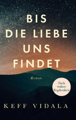 Wer wären wir, wenn wir unsere Masken fallen ließen? Keff und Aaliyah könnten unterschiedlicher nicht sein. Sie ist der Star ihrer Mädchenclique, bewundert für ihre Intelligenz und Schönheit. Er hingegen ist ein komischer Außenseiter, gemieden von den anderen Schülern. Doch hinter Keffs unscheinbarer Fassade verbirgt sich ein außergewöhnliches Talent, das Aaliyahs Aufmerksamkeit erregt und eine unerwartete Verbindung zwischen ihnen knüpft. Während sie sich kennenlernen, beginnen Mauern zu bröckeln, und es entfaltet sich eine zarte Liebe, die ihr beider Leben zu verändern droht. Doch unter Aaliyahs scheinbar makelloser Oberfläche lauert ein Geheimnis, so düster und tief, dass es ihre neu entdeckte Welt zu erschüttern droht. -Bis die Liebe uns findet- ist nicht nur eine Liebesgeschichte, die auf wahren Begebenheiten beruht