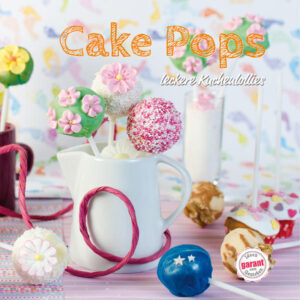 Cake Pops sind die neuen Stars bei Jung und Alt. Das Grundrezept besteht aus einem einfachen Rührteig.Die gebackenen oder mit Frosting oder Icing geformten Teigkugeln werden dann auf Cake-Pop-Sticks oder Lollistiele gespießt, in Zucker- oder Schokoladenglasur getaucht oder mit Fondant oder Mirror glaze überzogen, zu köstlichem Naschwerk.