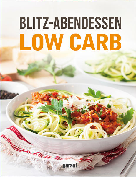 Ein genussvolles, schnelles und gesundes Abendessen zaubern und gleichzeitig etwas für die schlanke Linie tun – mit diesen Low-Carb-Gerichten ist das problemlos möglich! Denn wer Kohlenhydrate einspart und sich mit jeder Menge Gemüse, gesunden Fetten und magerem Eiweiß versorgt, hält den Stoffwechsel in Schwung und bringt die Pfunde zum Purzeln. Die leckere Low-Carb-Küche muss zudem nicht kompliziert sein. Schnelle Suppen und Salate, fixe Gerichte mit Fleisch, Fisch und für Vegetarier sowie köstliche Blitz-Desserts garantieren auch im stressigen Alltag gesunde Genussmomente. Wie wäre es z.B. mit einer cremigen Erbsensuppe, einem bunten Quinoa-Salat mit Thunfisch, trendigen Zoodles mit Bolognesesoße oder mit überbackenen Avocados mit Ei? Kohlenhydratarme Nachspeisen wie Tassenküchlein mit Blaubeeren oder Johannisbeer-Sorbet sorgen dann im Nu für den krönenden süßen Abschluss.