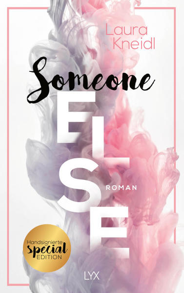 Die Special Edition von SOMEONE ELSE - Limitierte Auflage - Handsigniert von Laura Kneidl - Mit exklusiven Illustrationen - Hardcover mit Schutzumschlag Ist ein Moment des Glücks wirklich den Preis unserer Freundschaft wert? Eigentlich könnten Cassie und Auri das perfekte Paar sein: Sie sind beste Freunde, wohnen zusammen und teilen ihr größtes Hobby - die Fantasyliteratur. Und obwohl Cassie das Gefühl hat, dass niemand auf der Welt sie besser kennt als Auri, scheinen die beiden manchmal Welten zu trennen. Während Auri Football spielt, viele Bekanntschaften hat und gern unter Menschen geht, zieht Cassie sich lieber von der Außenwelt zurück und pflegt einen kleinen, aber engen Freundeskreis. Doch je mehr Zeit vergeht und je stärker ihre Gefühle für Auri werden, desto größer ist ihre Angst, dass das, was sie und Auri verbindet, vielleicht nicht so stark ist wie das, was sie trennt ... "Ein so wichtiges, ehrliches und authentisches Buch, das ich am liebsten jedem ans Herz legen würde." FOXY BOOKS über SOMEONE NEW Die SOMEONE-Reihe von Platz-1-SPIEGEL-Bestseller-Autorin Laura Kneidl: 1. Someone New 2. Someone Else