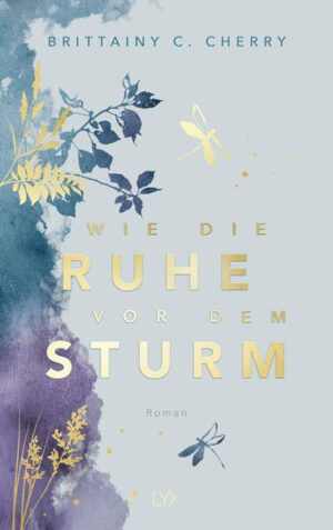 Die Special Edition von WIE DIE RUHE VOR DEM STURM - Limitierte Special Edition - Hardcover mit Schutzumschlag und neuem Cover - Mit Farbschnitt passend zu den Covern - Mit Illustrationen auf Vor- und Nachsatzpapier von @german.potato.art Sie war sie, und ich war ich, und wir waren wir. Das war unser Für Immer und unsere Ewigkeit. Als ich meinen neuen Job als Nanny einer reichen Familie antrat, ahnte ich nicht, dass es Greysons Kinder waren, die ich betreuen würde. Und auch nicht, dass aus dem Junge, den ich einmal geliebt hatte, ein Mann geworden ist - ein eiskalter, einsamer, unnahbarer Mann. Greys Lachen ist verschwunden. Alles an ihm ist in Schmerz versunken. Doch ab und zu erkenne ich noch den Jungen von damals in seinen sturmgrauen Augen - und ich weiß, dass es sich um ihn zu kämpfen lohnt. "Die Emotionen haben mir den Atmen geraubt. Brittainy C. Cherry ist eine Königin!" Anna Todd Auftakt der herzzerreißenden CHANCES-Reihe von SPIEGEL-Bestseller-Autorin Brittainy C. Cherry