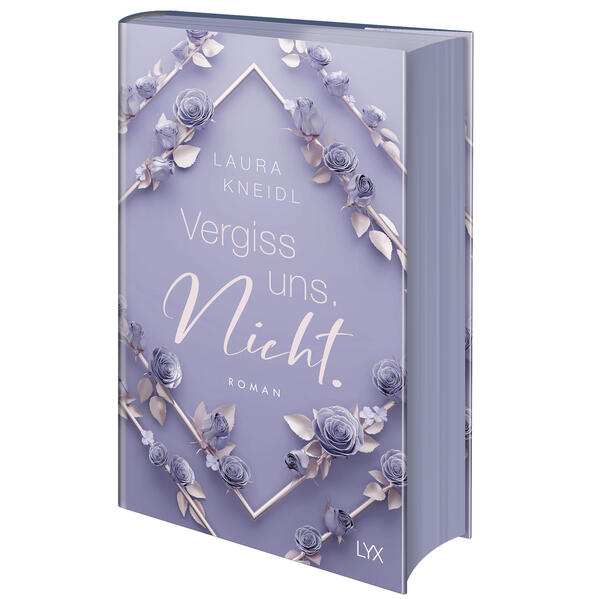 Die Special Edition von VERGISS UNS. NICHT. - Limitierte Special Edition - Mit Farbschnitt passend zu den Covern - Hardcover mit Schutzumschlag und neuem Cover - Bedruckter Buchdeckel mit dem Originalcover - Mit Charakterkarte und Illustrationen im Vor- und Nachsatz Sie will sich neu verlieben. Aber sie kann ihn nicht vergessen Sich zu verlieben ist Aprils größter Wunsch. Sie sehnt sich nach jemandem, der ihr Herz zum Flattern und ihren Bauch zum Kribbeln bringt. Der einzige Mann, der sie all das jemals hat fühlen lassen, ist Gavin Forster. Während er vor fünf Jahren noch ein wichtiger Teil ihres Lebens war, ist heute von ihrer Freundschaft nur noch Wut und Schmerz übrig. Eigentlich hätte April ihn längst vergessen sollen, aber das ist leichter gesagt als getan, schließlich ist Gavin immer noch der beste Freund ihres Bruders. Doch als Gavins Vergangenheit droht, ihn einzuholen, kann April nicht anders, als ihm zu helfen. Auch wenn sie weiß, dass sie ihr Herz dadurch erneut in Gefahr bringt ... »Mit BERÜHRE MICH. NICHT. hat meine Liebe zu New Adult begonnen — mit VERGISS UNS. NICHT. entfacht Laura Kneidl sie erneut. April und Gavin haben mich von der ersten bis zur letzten Seite verzaubert!« SARAH SPRINZ, SPIEGEL-Bestseller-Autorin Band 3 der BERÜHRE-MICH.-NICHT.-Reihe als Schmuckausgabe