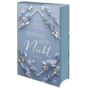 Die Special Edition von VERLIEBE DICH. NICHT. - Limitierte Special Edition - Mit Farbschnitt passend zu den Covern - Hardcover mit Schutzumschlag und neuem Cover - Bedruckter Buchdeckel mit dem Originalcover - Mit Charakterkarte und Illustrationen im Vor- und Nachsatz Nur gemeinsam können sie ihre Träume wahr werden lassen Die 21-jährige Megan lebt für ihre Kunst. Der erhoffte Erfolg bleibt jedoch aus und sie wird von ihren Eltern vor die Wahl gestellt: Entweder sie studiert oder sie streichen ihr die Unterstützung. Megan entscheidet sich für ihre Kunst und zieht kurzerhand nach Melview, um dort ihren Traum zu verwirklichen. Aber das ist leichter gesagt als getan, denn sie braucht dringend einen Job. Doch als ihr angeboten wird, als Barista im Le Petit zu arbeiten, zögert sie. Grund dafür ist Cameron, der attraktive Cafébesitzer, auf den sie schon lange ein Auge geworfen hat. Allerdings hat Cam sie bei ihrem letzten Treffen eiskalt abblitzen lassen ... »Unbeugsam & stark — beherrscht & grüblerisch: Die Geschichte von Megan und Cam ist eine explosive Mischung aus Gegensätzen. Ich konnte das Buch nicht aus der Hand legen!« CAROLIN WAHL Band 5 der BERÜHRE-MICH.-NICHT.-Reihe als Schmuckausgabe