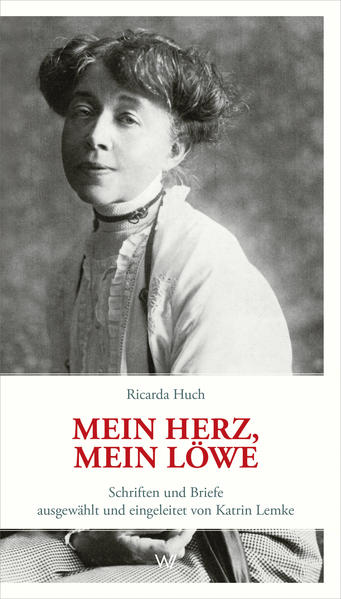 Eine wohlkomponierte Zusammenstellung von Texten und Briefen aus dem umfangreichen Werk Ricarda Huchs. Katrin Lemke bietet einen Einstieg in die Wiederentdeckung der berühmten und doch fast in Vergessenheit geratenen Zeitgenossin von Thomas Mann und Rainer Maria Rilke. Auszüge aus Romanen, Erzählungen, Gedichten, Briefen und Essays bieten Einblicke in ein abwechslungsreiches (Beziehungs-) Leben einer unabhängigen Frau. Die Entscheidungen, Erfahrungen und Erlebnisse Ricarda Huchs spiegeln ihre Zeit, beleuchten die damalige Stellung der Frau und bieten einen Einblick in schwierige Themen wie die innere Emigration zu Zeiten des Nationalsozialismus.